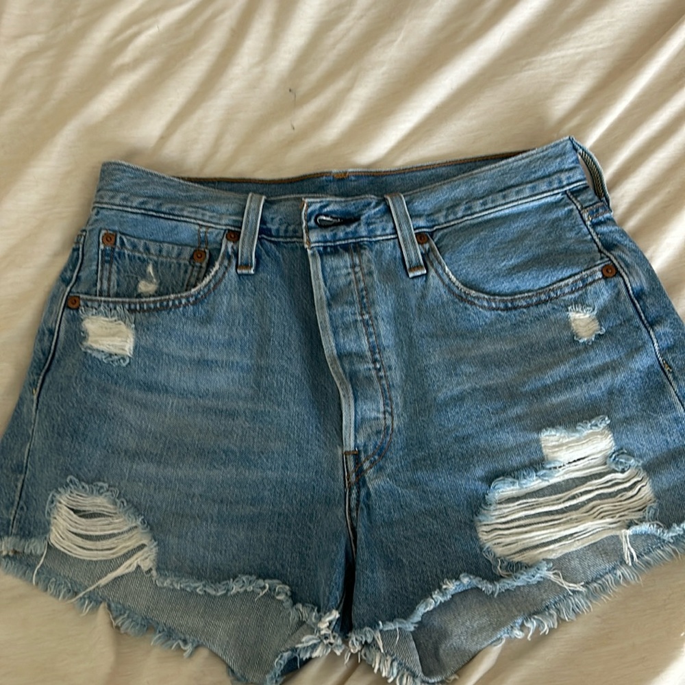 EUC Levi’s 501 button fly denim shorts